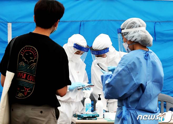 경기 김포시 보건소 직원들이 코로나19 검사를 진행하고 있다. /뉴스1 ⓒ News1 정진욱 기자