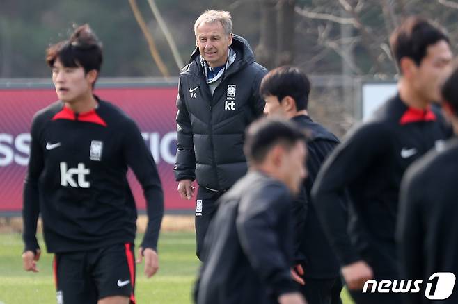 위르겐 클린스만 대한민국 축구 국가대표팀 감독이 27일 오후 경기도 파주 축구국가대표트레이닝센터(NFC)에서 우루과이전을 앞두고 훈련을 지도하고 있다. 2023.3.27/뉴스1 ⓒ News1 민경석 기자