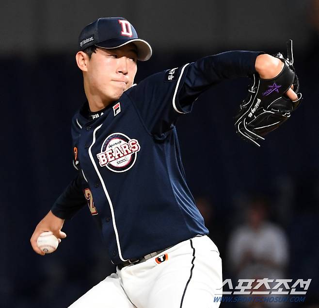 8회 마운드에 올라 2타자 연속 삼진 이후 2타자 연속 볼넷을 내준 두산 김유성.
