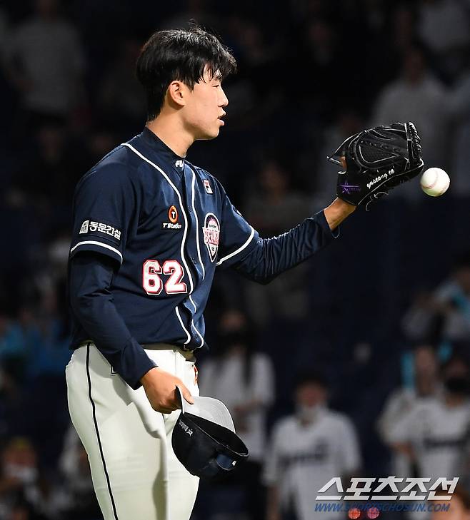 '선배님 고의가 아닙니다' 마운드에서 내려와 모자까지 벗고 미안한 마음을 전하는 김유성.
