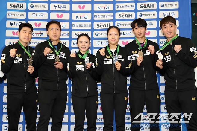 왼쪽부터 남자복식 2연속 은메달 장우진-임종훈조, 여자복식 은메달 전지희-신유빈조, 남자복식 동메달 조대성-이상수조. 사진제공=월간탁구 안성호 기자