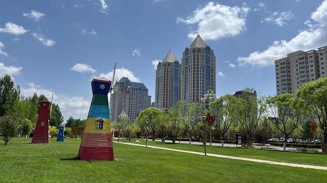 중국 네이멍구 어얼둬쓰 도심의 모습. 기존에 알려진 것보다 도로와 조경이 깔끔하고 환경이 양호하다. 다만 중국의 일반적인 대도시와 비교해 인도와 차도 모두 매우 한산하다. (사진 출처= 김현정)