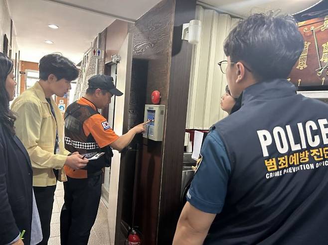 울릉군과 경찰서, 119안전센터 등이 합동으로 불법 숙박업소 단속을 벌이고 있다.