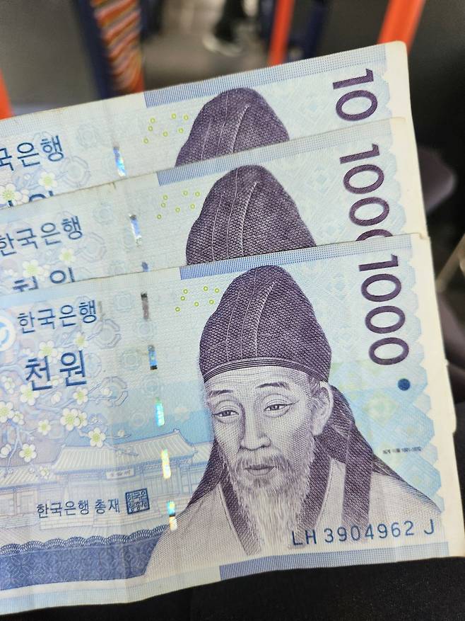 우리나라 지폐 중 가장 작은 단위인 1000원 지폐. 실생활에선 점점 구매력이 떨어지지만 종교계에선 여전히 '1000원 파워'가 있다. /조선일보DB