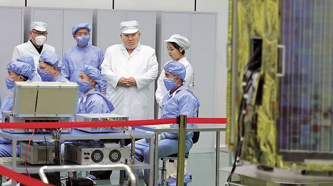 북한 김정은(오른쪽 셋째)이 지난 16일 평양 우주개발국을 찾아 군 정찰위성 발사 개발 현장을 시찰하고 있다. 북한은 31일 0시부터 내달 11일 0시 사이에 인공위성을 발사하겠다고 밝혔다. /조선중앙통신·연합뉴스