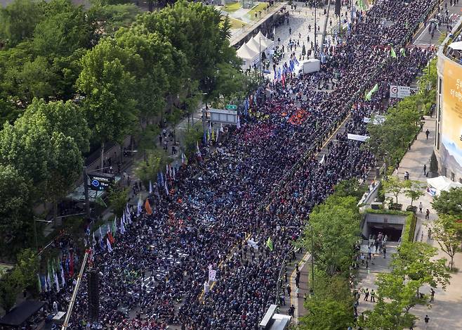 민주노총 조합원들이 2023년 5월 31일 오후 서울 세종대로에 모여 대규모 집회를 하고 있다.  /김지호 기자