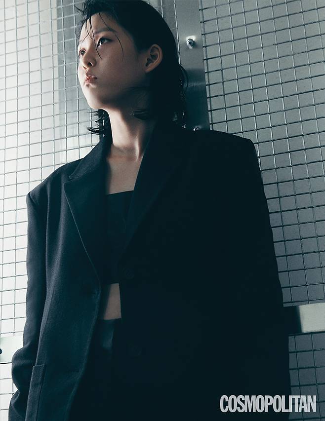 블레이저 32만9천원 보카바카. 팬츠 40만원대 르수기아뜰리에. 이너톱 스타일리스트 소장품.