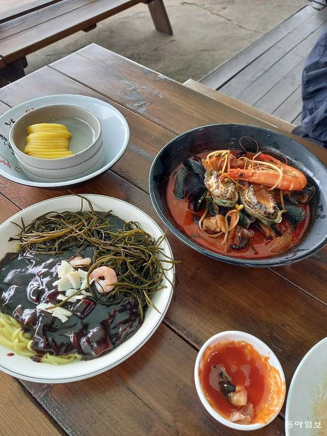 마라도의 한 식당에서 맛본 톳 해물짜장(8000원)과 전복짬뽕(1만3000원). 바다 전망과 함께한 톳 짜장면은 비싸게 느껴지지 않았다. 제주·서귀포=허진석 기자 jameshur@donga.com
