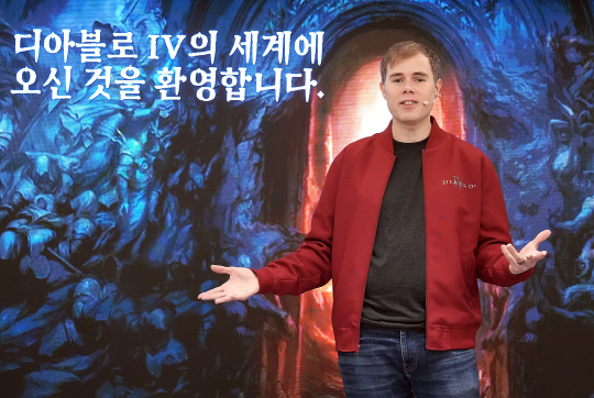조 셜리 '디아블로4' 게임 디렉터가 30일 서울 조선 팰리스 강남에서 열린 미디어 간담회에서 '디아블로4'를 소개하고 있다. 블리자드 제공