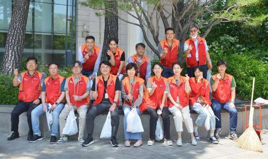 김성한(앞줄 왼쪽 네번째) SK C&C ESG담당과 구성원들이 환경 정화 ERT 챌린지 활동 후 사진을 찍고 있다. SK C&C 제공