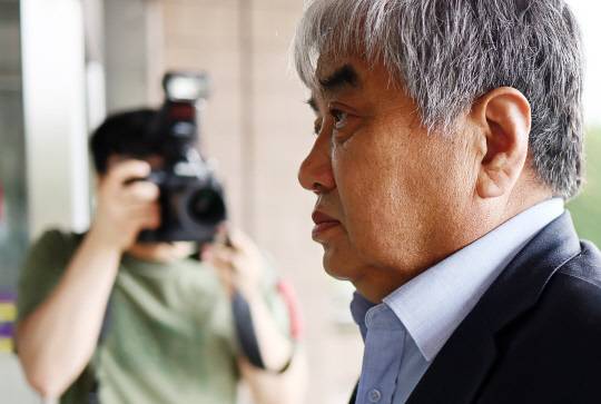 종합편성채널 재승인 심사점수 조작 혐의로 기소돼 면직된 한상혁 방송통신위원장이 지난 30일 오전 과천 방송통신위원회로 마지막 출근을 하고 있다. 연합뉴스