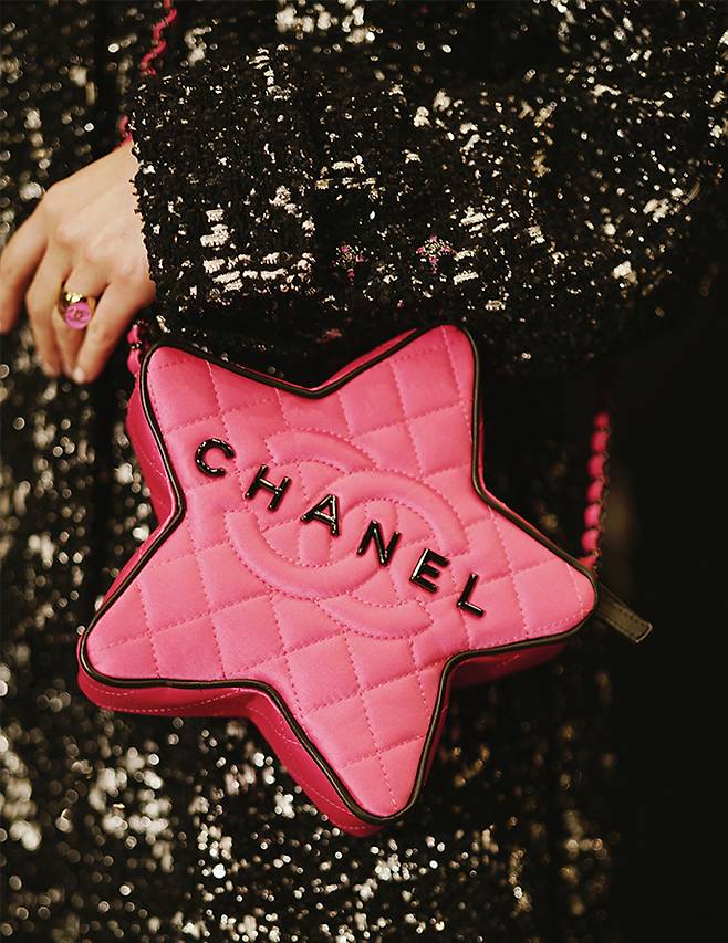 위트 있는 별 모티프의 가방은 컬렉션에 재치를 더해준다.