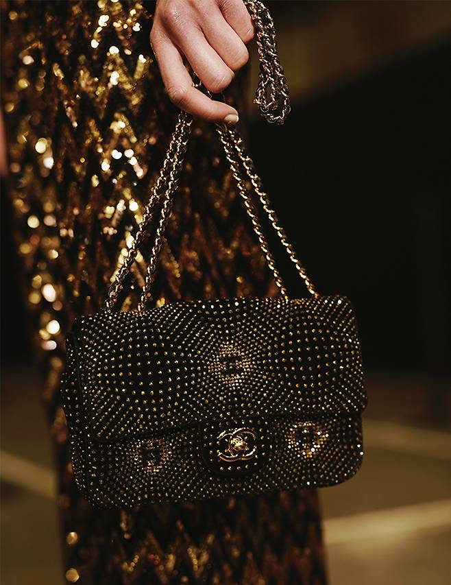 밤하늘에 반짝이는 별이 연상되는 라인스톤 백.