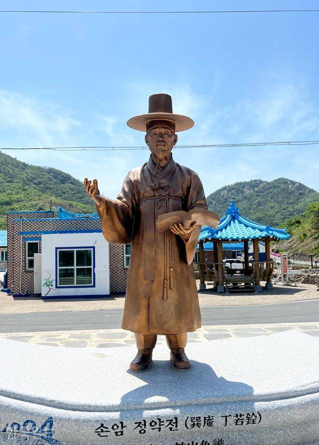 우이도 진리마을에 정약전 동상이 세워져 있다.