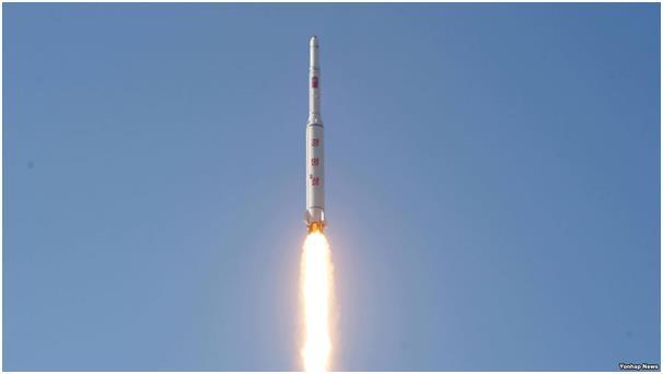 북한이 2016년 2월 7일 발사한 장거리 로켓 ‘광명성호’의 발사 장면. 조선중앙통신=연합뉴스