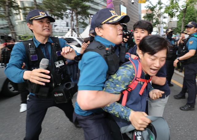 31일 오후 서울 중구 청계광장 인근에서 민주노총 건설노조 조합원들이 분신 사망한 양희동씨 분향소를 설치하는 도중 경찰과 충돌하고 있다. 뉴시스