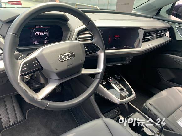 아우디 'Q4 e-트론' 운전석 [사진=김종성 기자]