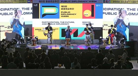 지난해 11월 18일 오후 서울 동대문디자인플라자(DDP)에서 한국국제교류재단(KF) 주최 제5회 공공외교 주간이 개막한 가운데 김덕수 사물놀이가 공연하고 있다. 연합뉴스