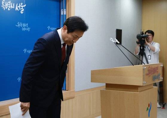 오세훈 서울시장이 31일 시청 브리핑실에서 이날 오전 북한이 주장하는 우주발사체 발사와 관련해 서울시가 발송한 '경계경보' 위급재난 문자 관련 입장을 밝힌 뒤 인사하고 있다. 연합뉴스