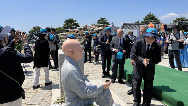 ▲ 설악산 신흥사 조실 설악당 무산대종사의 부도탑 제막식 및 5주기 다례제가 31일 양양 낙산사 해수관음상 앞에서 봉행됐다.