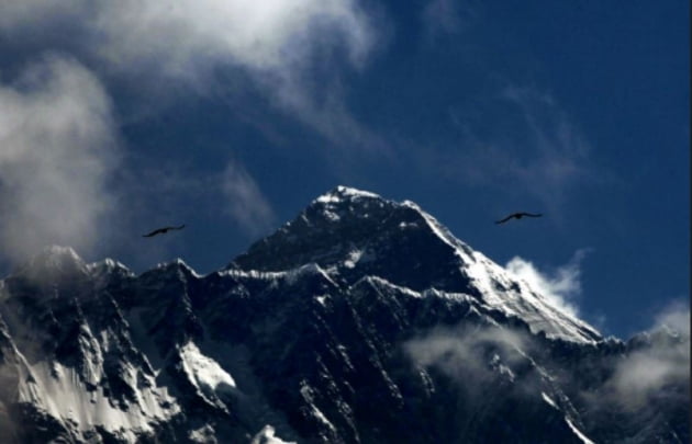 네팔 솔루쿰부 지역의 남체 바자르에서 바라본 에베레스트산의 모습. /사진=AP