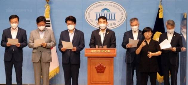 더불어민주당 초선 의원들 모임인 처럼회 소속 의원들이 2021년 8월 13일 서울 여의도 국회 소통관에서 사법개혁 관련 기자회견을 하고 있는 모습. 왼쪽부터 윤영덕 김승원 황운하 김용민 최강욱 (한 사람 건너)민형배 의원. 연합뉴스