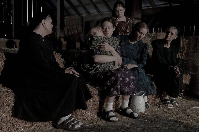 소설을 각색한 영화 <위민 토킹> 한 장면. 메노파 공동체 두 가문의 여자 8명은 성폭력을 저지르고, 옹호하는 남자들을 용서할지, 싸울지, 마을을 떠날지를 두고 이틀 간 마을 헛간에서 토론한다. 출처: 오리온 영화사