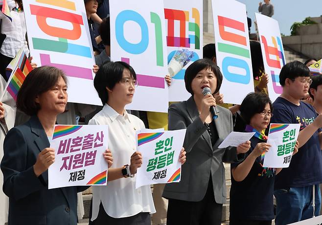 정의당 이정미 대표가 31일 오전 국회 본청 앞에서 열린 가족구성권 3법(혼인평등법·비혼출산지원법·생활동반자법) 발의 기자회견에서 모두 발언을 하고 있다. 연합뉴스