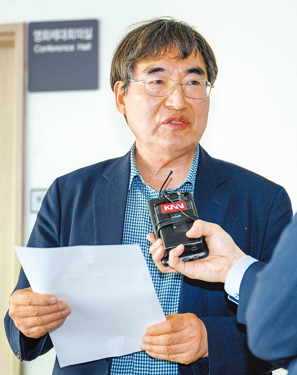 31일 영화의전당 비프힐에서 부산국제영화제(BIFF) 남송우 이사가 허문영 집행위원장 복귀 관련 논의 결과를 발표하고 있다.