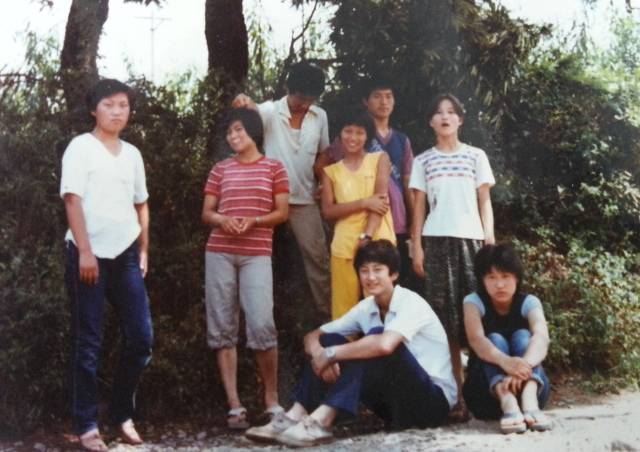 여행스케치의 리더 조병석(앞줄 왼쪽)씨가 초등학교 시절 동네 형, 누나들과 함께 있는 모습.