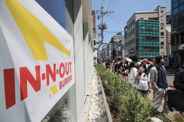 31일 오전 서울 강남구 인앤아웃 버거 팝업스토어에서 시민들이 버거를 맛보기 위해 길게 줄을 서 있다. 뉴시스