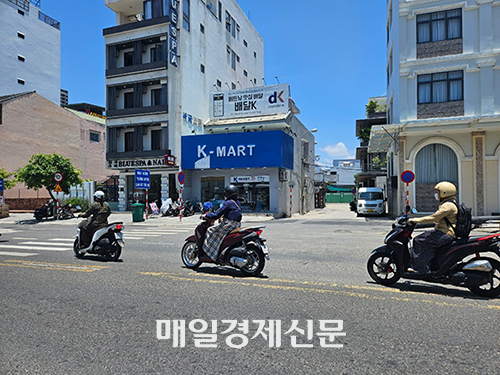 Delivery K sign stands on the K-Mart in Da Nang, Vietnam. [Photo by Song Kyung-eun]