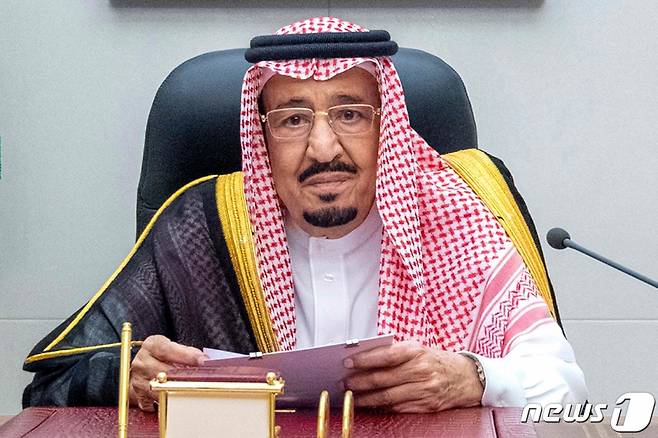 (제다 AFP=뉴스1) 우동명 기자 = 살만 빈 압둘아지즈 알사우드 사우디아라비아 국왕이 16일(현지시간) 제다에서 국정자문위원회(슈라위원회)의 연설을 갖고 "사우디는 국제 원유 시장의 안정과 균형을 지원하기 위해 노력하고 있다"고 밝히고 있다.  ⓒ AFP=뉴스1  Copyright (C) 뉴스1. All rights reserved. 무단 전재 및 재배포 금지.