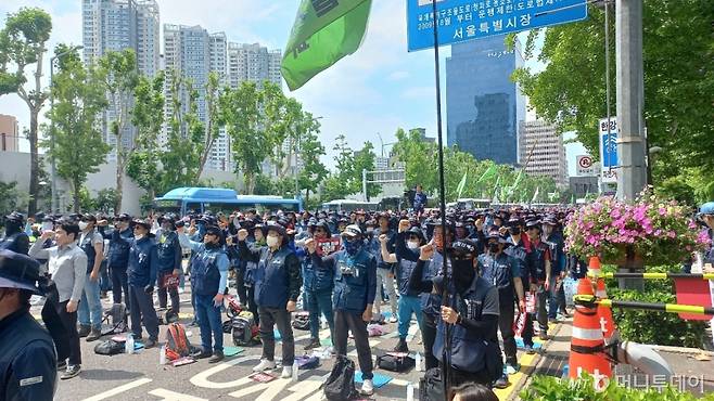 31일 오후 2시쯤 서울 삼각지역 앞에서 건설노조가 '강압수사 책임자 처벌'을 외치며 집회를 진행하고 있다. /사진=김지은 기자