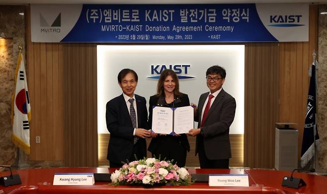 왼쪽부터 이광형 KAIST(한국과학기술원) 총장, 린다 밀스(Linda Mills) NYU 총장 내정자, 이영우 엠비트로 대표. 린다 밀스 총장 내정자는 발전기금 약정식 참석차 최근 방한했다. / 사진=KAIST(한국과학기술원)