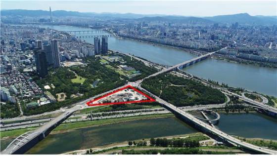 서울시는 31일 성동구, 삼표산업과 손잡고 시민 위한 문화여가공간을 만드는 것으로 목표로 삼표레미콘 유휴부지 임시활용 위한 3자 업무협약을 체결했다고 밝혔다. 6월 중 구체적인 구상이 마련돌 예정이며 국제설계공모 통해 첨단 글로벌 업무지구로 개발 전까지 잔디광장, 공연장, 주차장을 조성하고 사용할 방침이다./사진제공=서울시