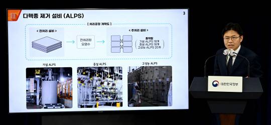 　 일본 후쿠시마 오염수 시찰단장인 유국희 원자력안전위원장이 다핵종 제거 설비(ALPS)를 설명하고 있다. 문호남 기자