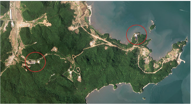 북한의 첫 번째 군사정찰위성인 만리경-1호 발사 장소 동창리 서해위성발사장(왼쪽 원)을 촬영한 30일 자 위성 사진. 오른쪽 원은 인근에 새로 짓고 있는 것으로 알려진 발사장. AP 연합뉴스
