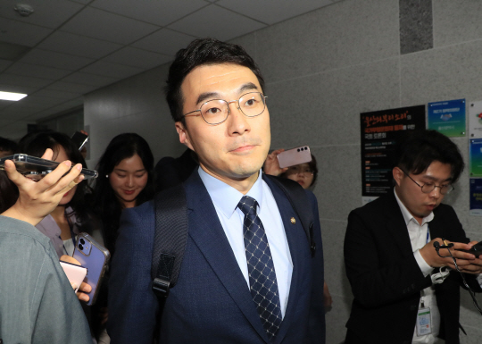무소속 김남국 의원이 31일 오후 국회 의원 사무실을 나오고 있다. 김 의원이 국회에 나온 것은 ‘코인 논란’으로 더불어민주당 탈당을 선언한 지난 14일 이후 17일 만이다. 공동취재사진