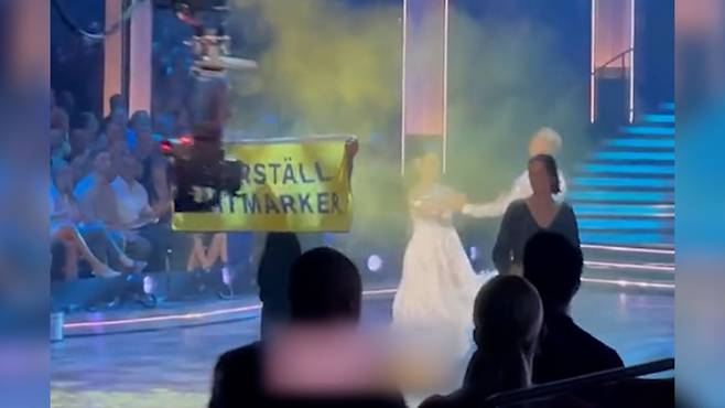 영국 BBC의 유명한 춤 경연대회(Strictly Come Dancing)의 스웨덴판(版) 결승 무대에 환경운동가들이 뛰어들어 시위를 벌였으나 카메라맨이 기지를 발휘해 신속하게 저지하는 데 성공했다. 출처: Återställ Våtmarker *재판매 및 DB 금지