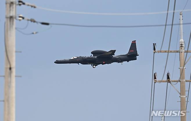 [평택=뉴시스] 김종택 기자 = 북한이 군사정찰위성 1호기를 6월에 곧 발사할 계획이라고 발표한 30일 경기도 평택시 주한미공군 오산기지에서 고공정찰기 U-2S가 착륙하고 있다. 2023.05.30. jtk@newsis.com