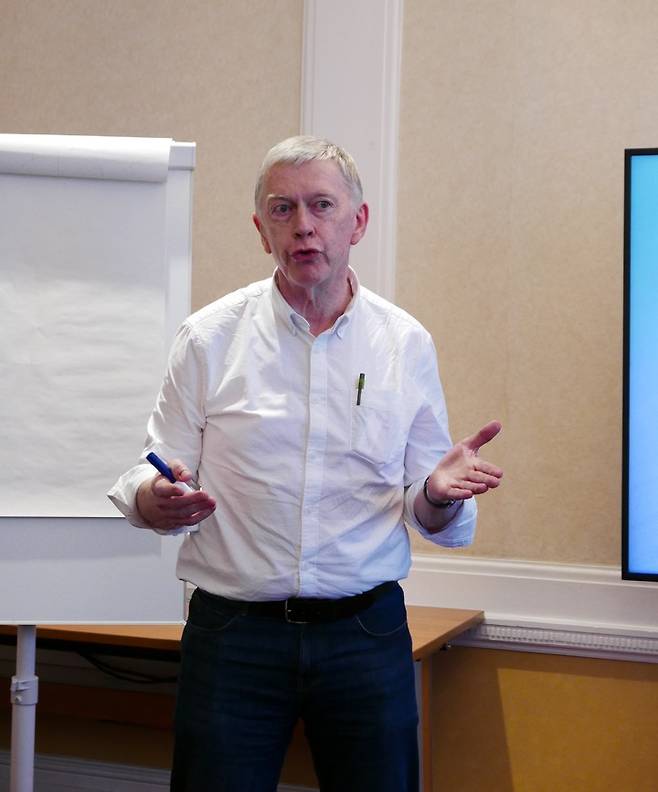 [런던=뉴시스] 홍세희 기자 = 피터 호디노트(Peter J Hoddinott) 전 유럽시멘트협회장이 지난 24일(현지시각) 영국 런던의 한 호텔에서 한국 기자단과 만나 인터뷰 하고 있다. 2023.05.31. hong1987@newsis.com  *재판매 및 DB 금지