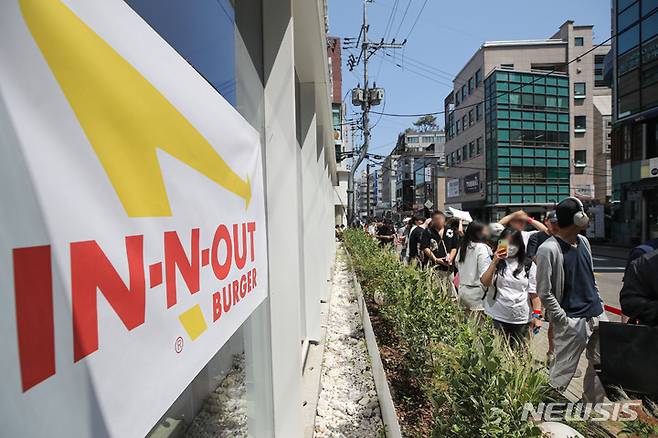 [서울=뉴시스] 권창회 기자 = 31일 오전 서울 강남구 인앤아웃 팝업스토어에서 시민들이 버거를 맛보기 위해 길게 줄을 서있다. ‘미국 3대 버거’로 불리는 인앤아웃 버거는 오전 11시부터 오후 3시까지 4시간 동안만 팝업스토어를 열고 더블더블 버거, 애니멀 스타일 버거, 프로틴 스타일 버거 등 3종류를 선착순 한정 판매할 예정이다. 2023.05.31. kch0523@newsis.com