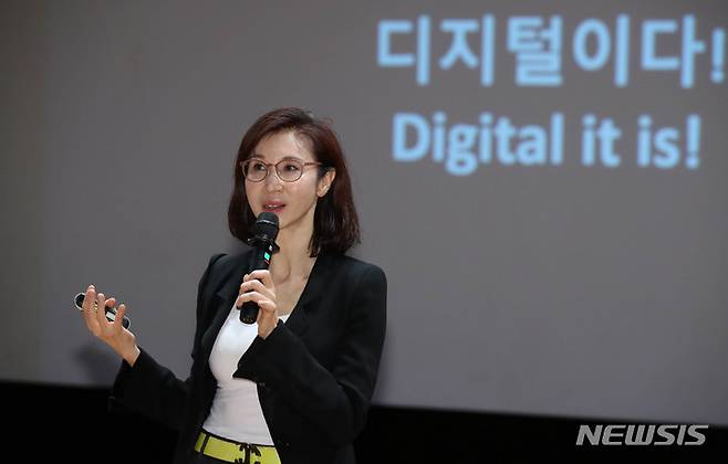 [서울=뉴시스] 조수정 기자 = 노소영 아트센터나비 관장이 31일 오후 서울 관악구 서울대학교 문화관 중강당에서 서울대학교 아시아연구소·문화예술원 주최로 열린 노소영 관장 초청 세미나에서 '미디어 아트의 미래'를 주제로 강연하고 있다. 2023.05.31 chocrystal@newsis.com