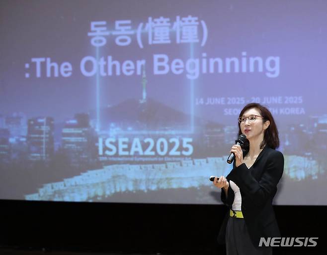 [서울=뉴시스] 조수정 기자 = 노소영 아트센터나비 관장이 31일 오후 서울 관악구 서울대학교 문화관 중강당에서 서울대학교 아시아연구소·문화예술원 주최로 열린 노소영 관장 초청 세미나에서 '미디어 아트의 미래'를 주제로 강연하고 있다. 2023.05.31 chocrystal@newsis.com