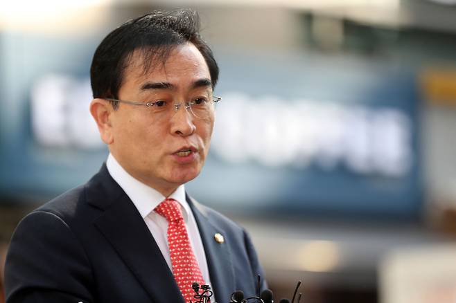 국민의힘 태영호 최고위원이 8일 오후 서울 여의도 국민의힘 중앙당사에서 열린 윤리위원회 전체회의 출석 전 취재진 질문에 답하고 있다. 황진환 기자