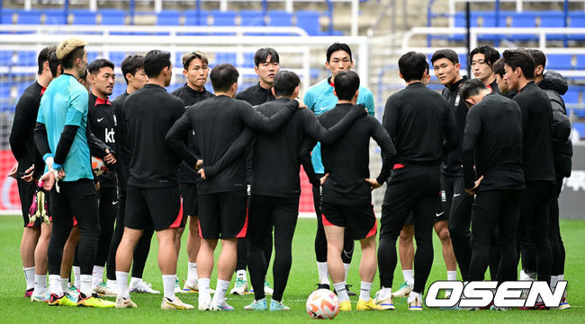 [OSEN=울산, 최규한 기자] 한국 축구 국가대표팀이 25일 오전 울산 문수축구경기장에서 팬들과 함께하는 오픈트레이닝을 진행했다. A대표팀 선수들이 미팅을 갖고 있다. 2023.03.25 / dreamer@osen.co.kr