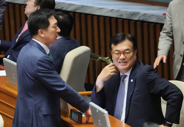 ▲국민의힘 김기현 대표와 정진석 의원이 30일 국회 본회의에서 대화하고 있다. ⓒ연합뉴스