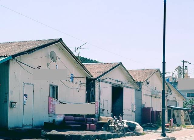 ▲김성남 도의원 소유의 무봉리 562의2번지 건축물대장에는 주택을 제외한 축사건물 3동이 지어져 있는 것으로 돼 있으나 실제로는 4동이 나란히 들어서 있다. 이 가운데 1동이 건축물 대장에도 없는 무허가 건물로 관측된다. 김 의원은 이들 축사건물을 창고와 공장으로 임대 중이다. ⓒ프레시안(이백상)