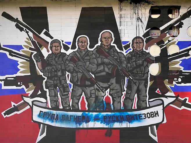 “월 420만원에 복지혜택 제공” 바그너그룹, 美 SNS에 구인광고 / 사진=바그너 그룹 옥외 광고. AP 연합뉴스